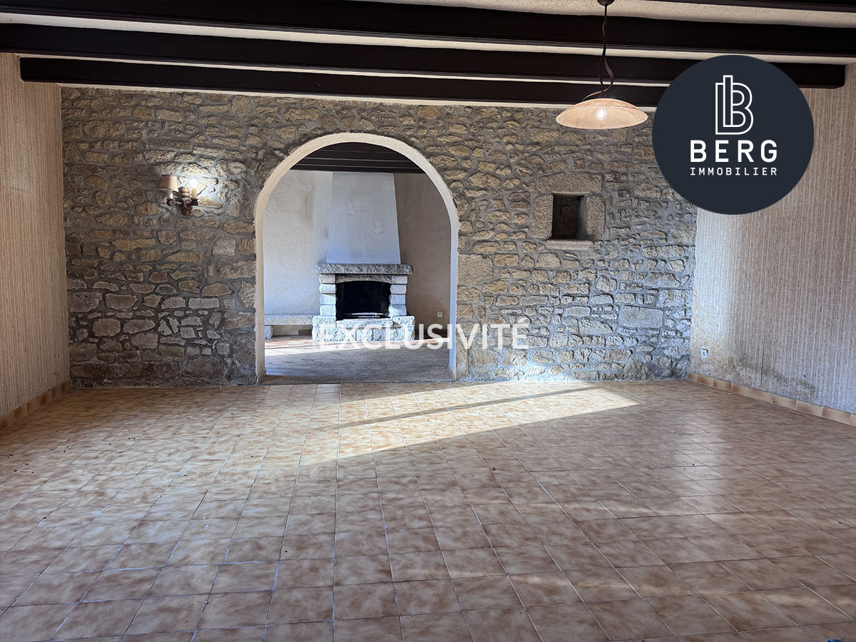 EXCLUSIVITE PLOUHARNEL - Bâtisse à rénover au coeur du bourg